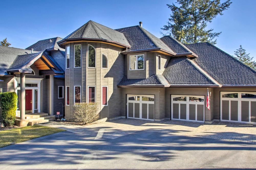 Luxurious Liberty Lake Hideaway with Hot Tub!